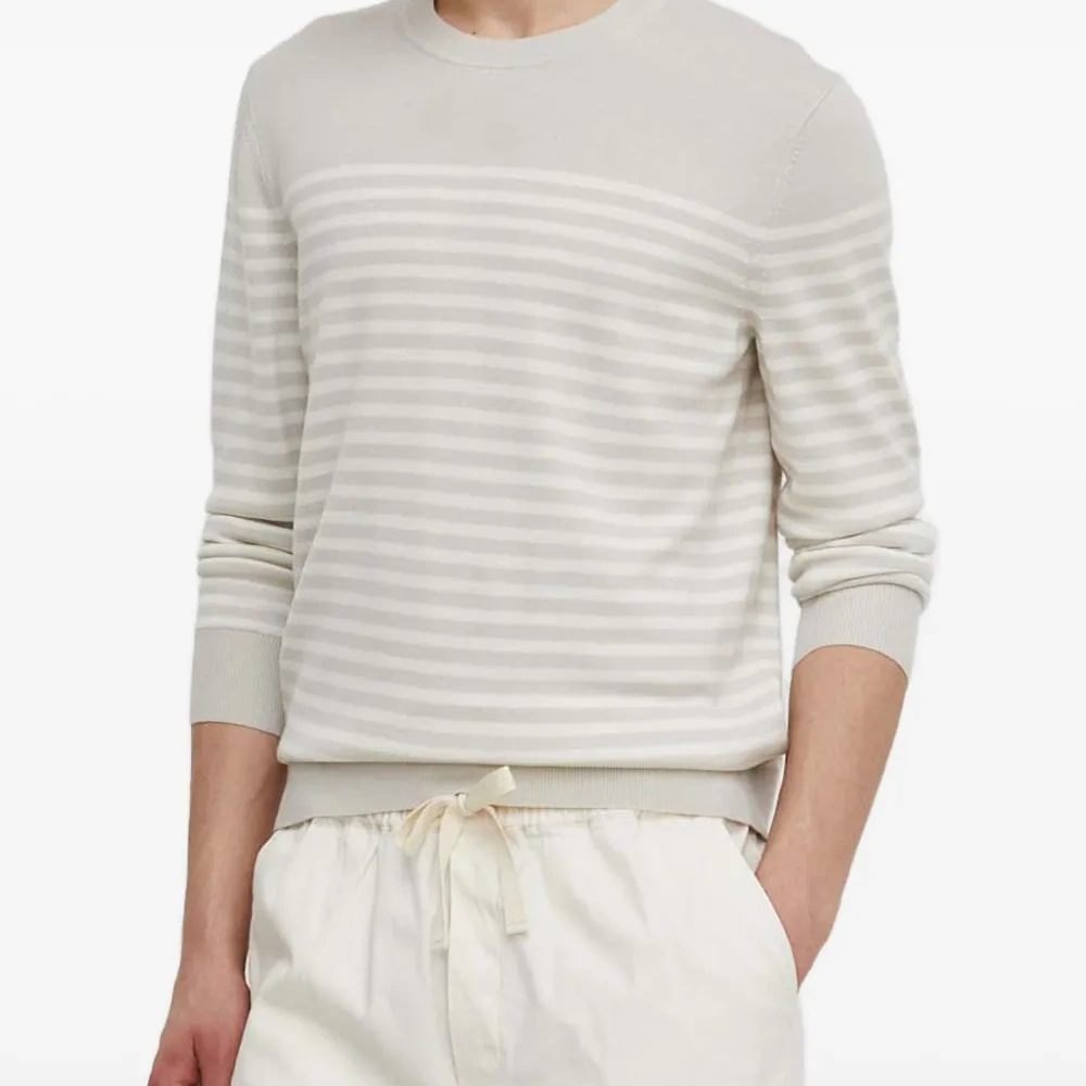 Полосатый свитер с круглым вырезом