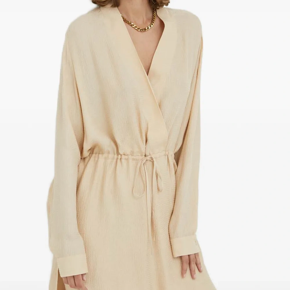 Мини-платье с V-образным вырезом и регулируемой кулиской