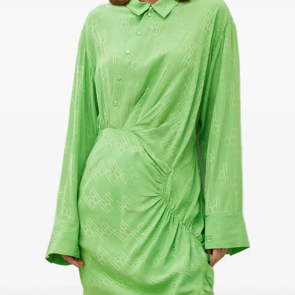 Мини-платье с цельным принтом