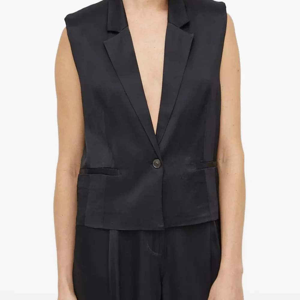 Жилет на пуговицах