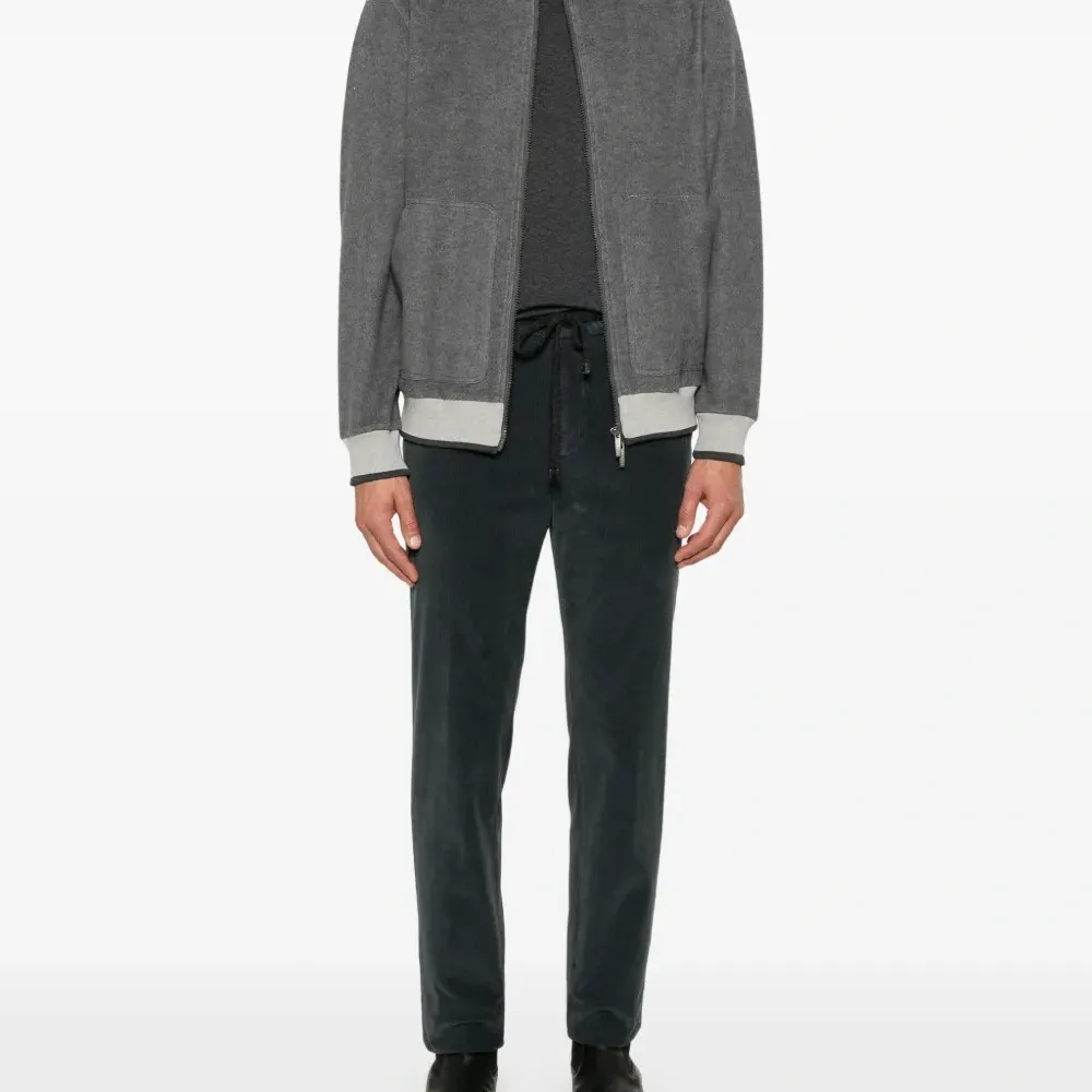 Футболка с контрастным воротником