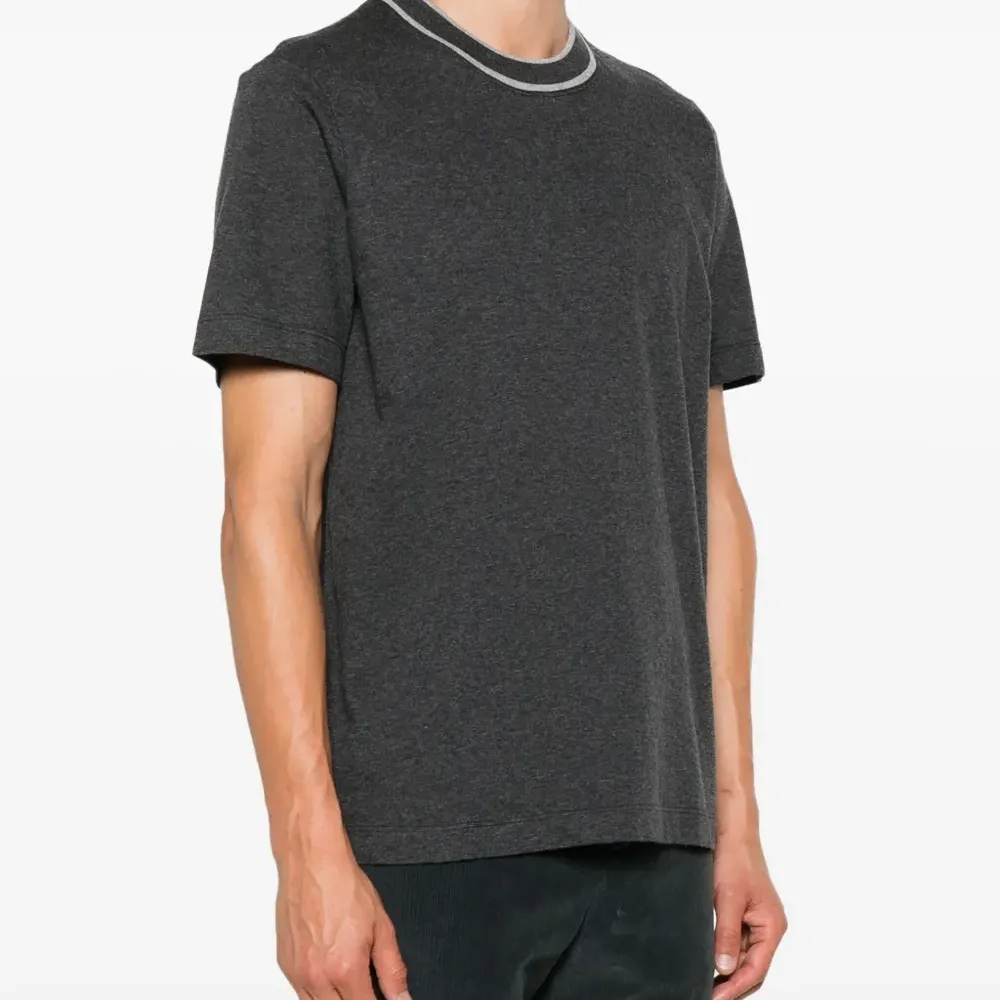 Футболка с контрастным воротником