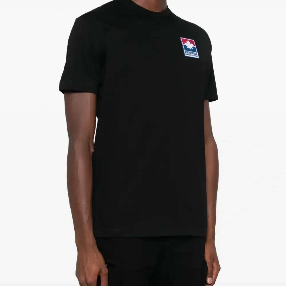 Футболка с нашивкой-логотипом