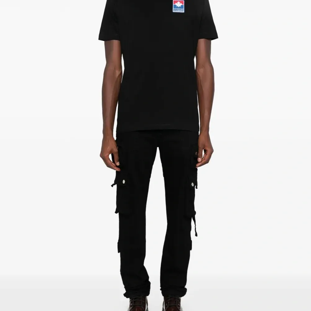 Футболка с нашивкой-логотипом