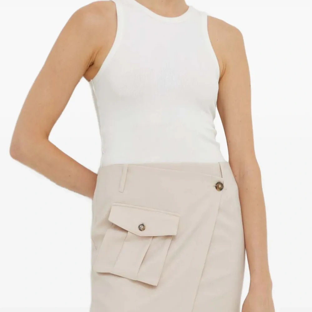 Мини-юбка с запахом и карманами