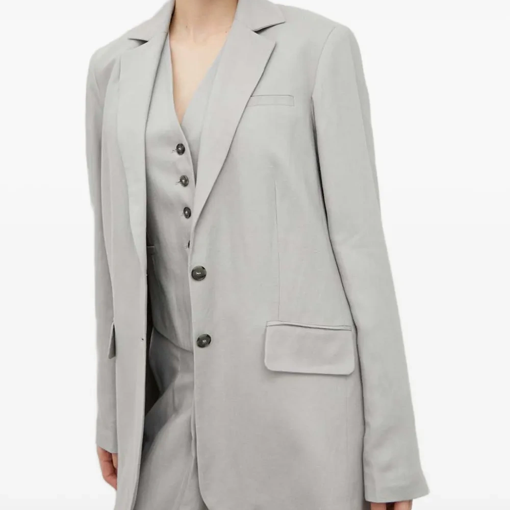 Пиджак на пуговицах