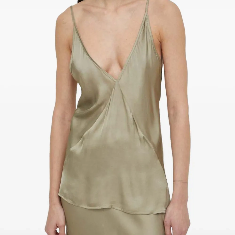 Топ с V-образным вырезом