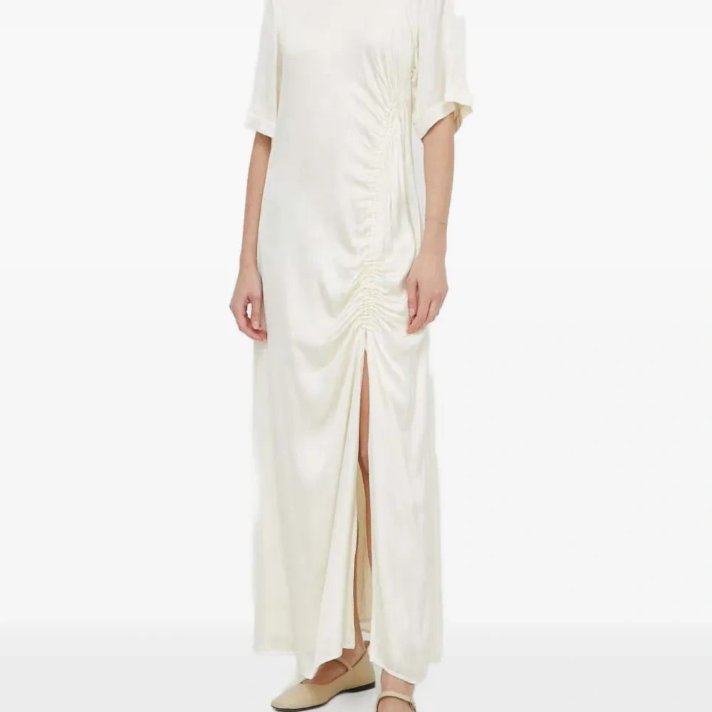 Макси-платье с драпировкой и разрезом