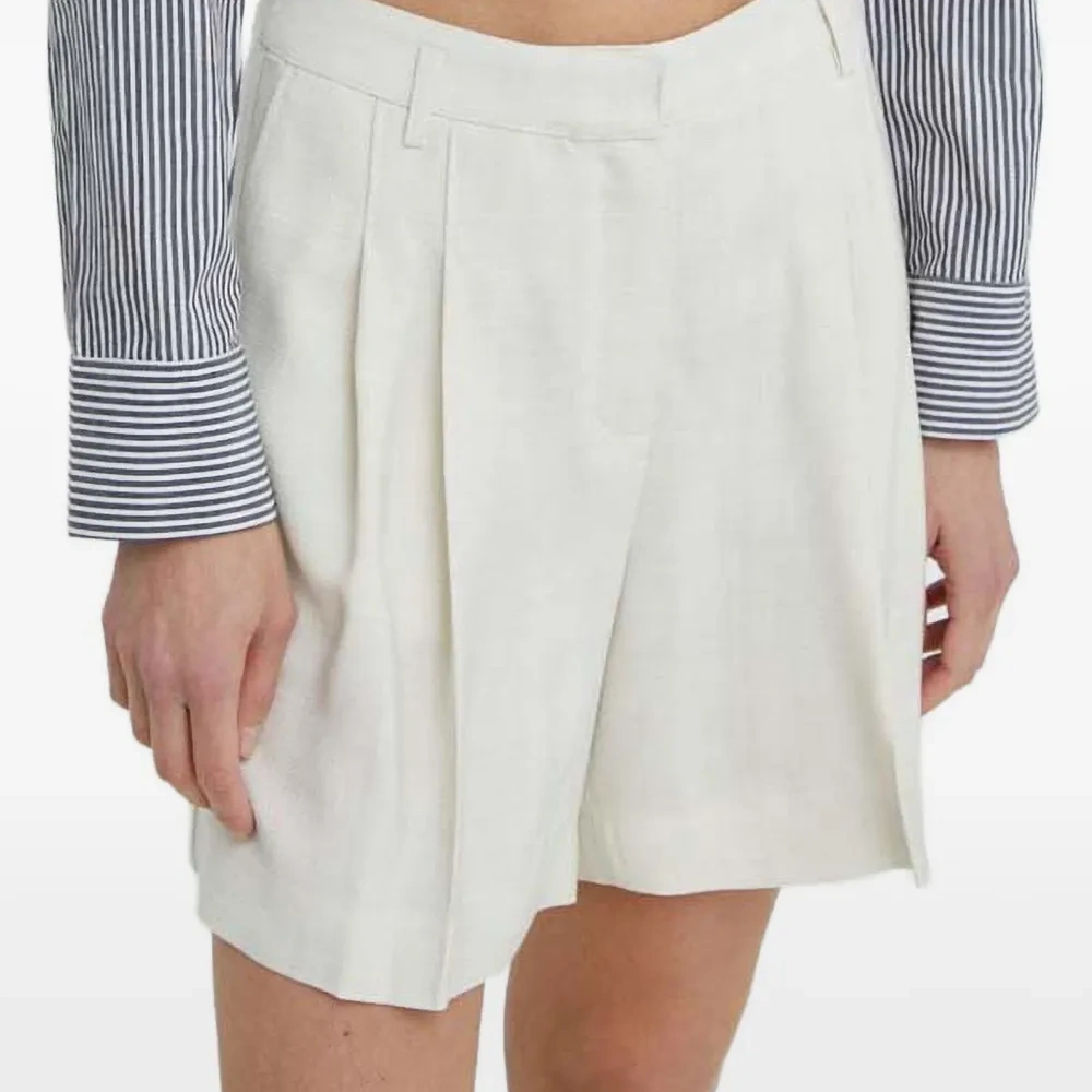 Плиссированные шорты с поясными петлями