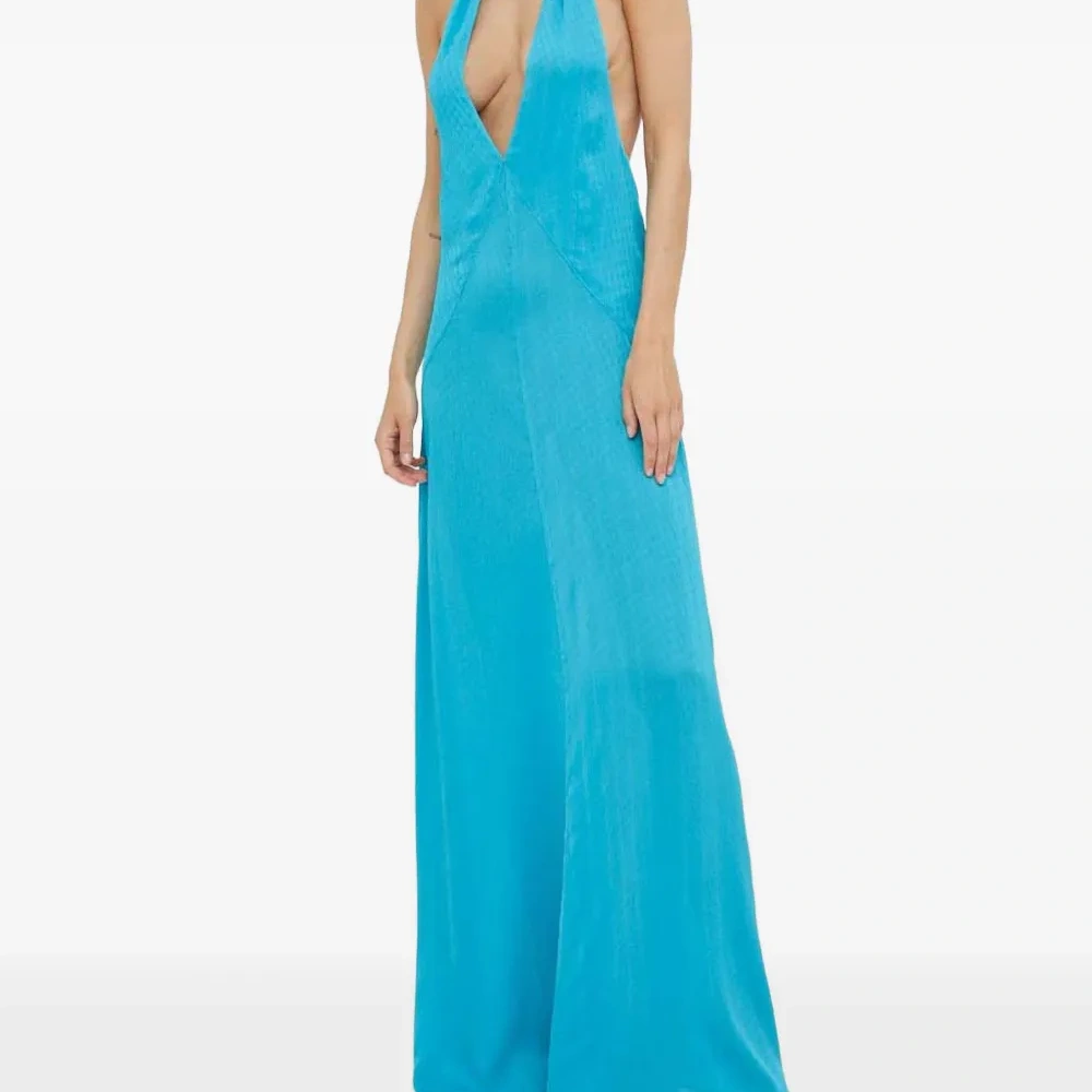 Макси-платье на шее с открытой спиной