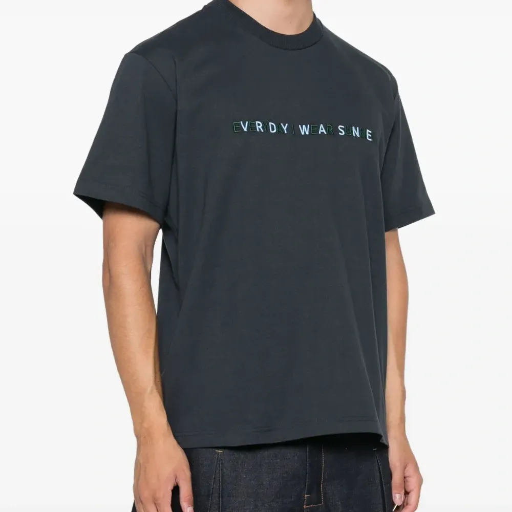 Футболка с вышитым логотипом