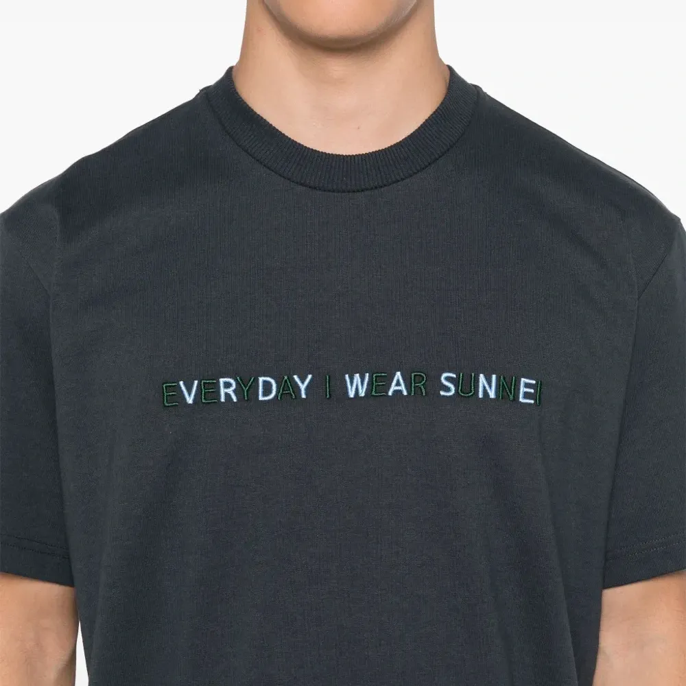 Футболка с вышитым логотипом