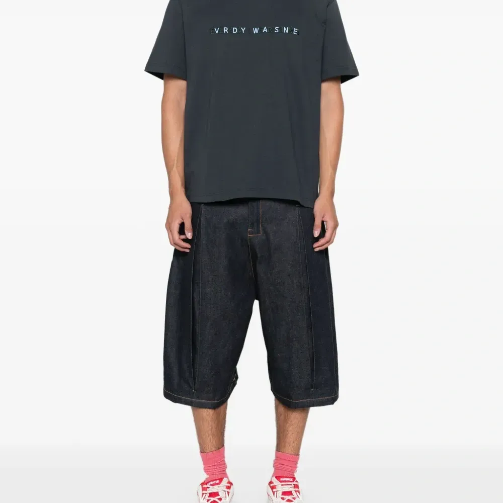 Футболка с вышитым логотипом