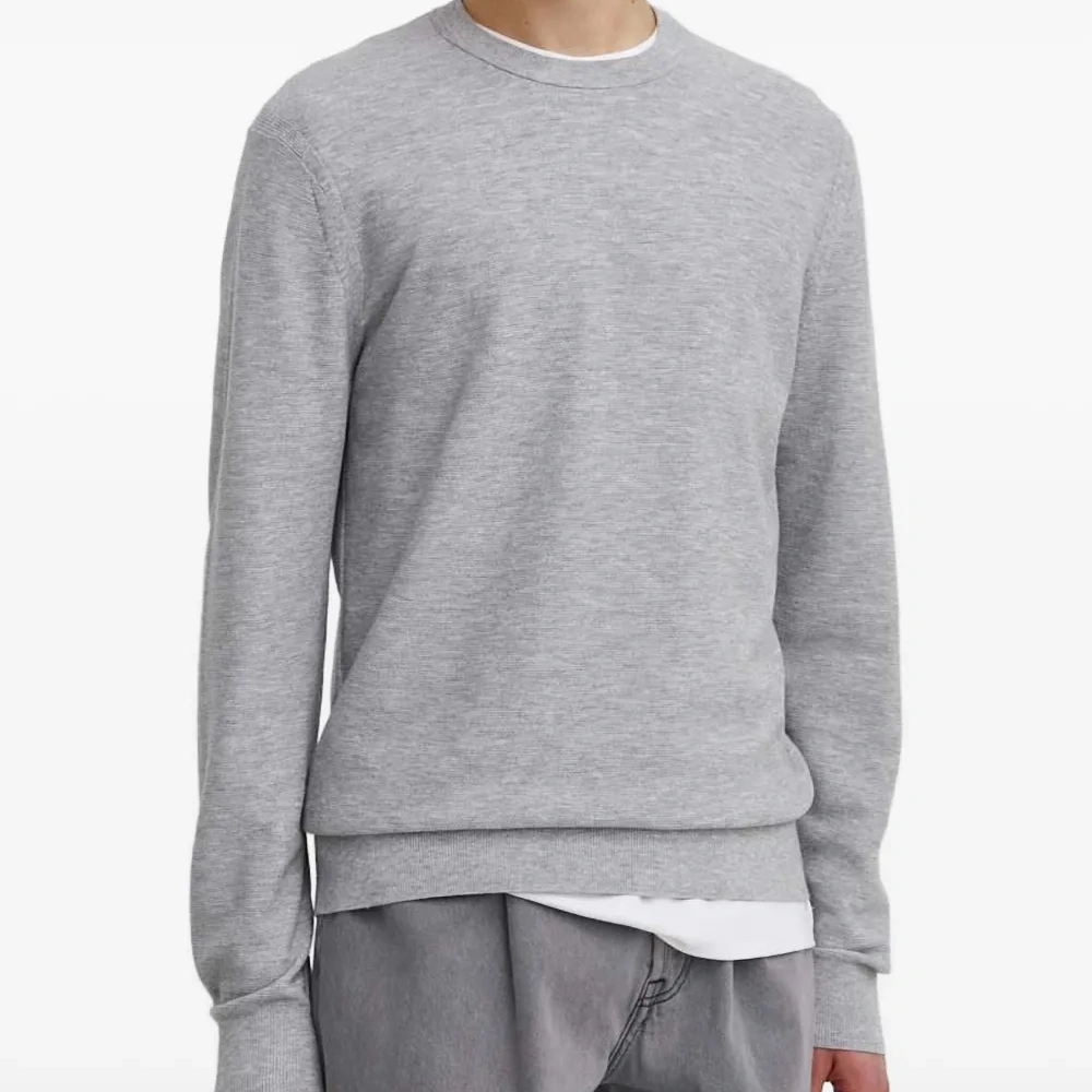 Свитер с круглым вырезом