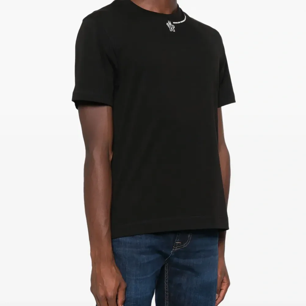 Футболка с логотипом