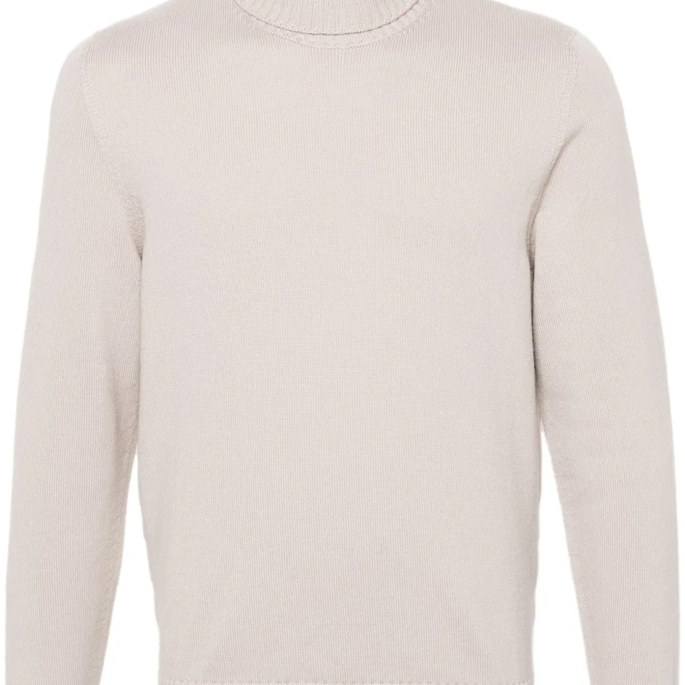 Свитер с круглым вырезом