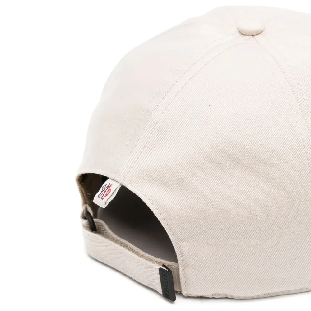 Бейсболка с нашивкой-логотипом