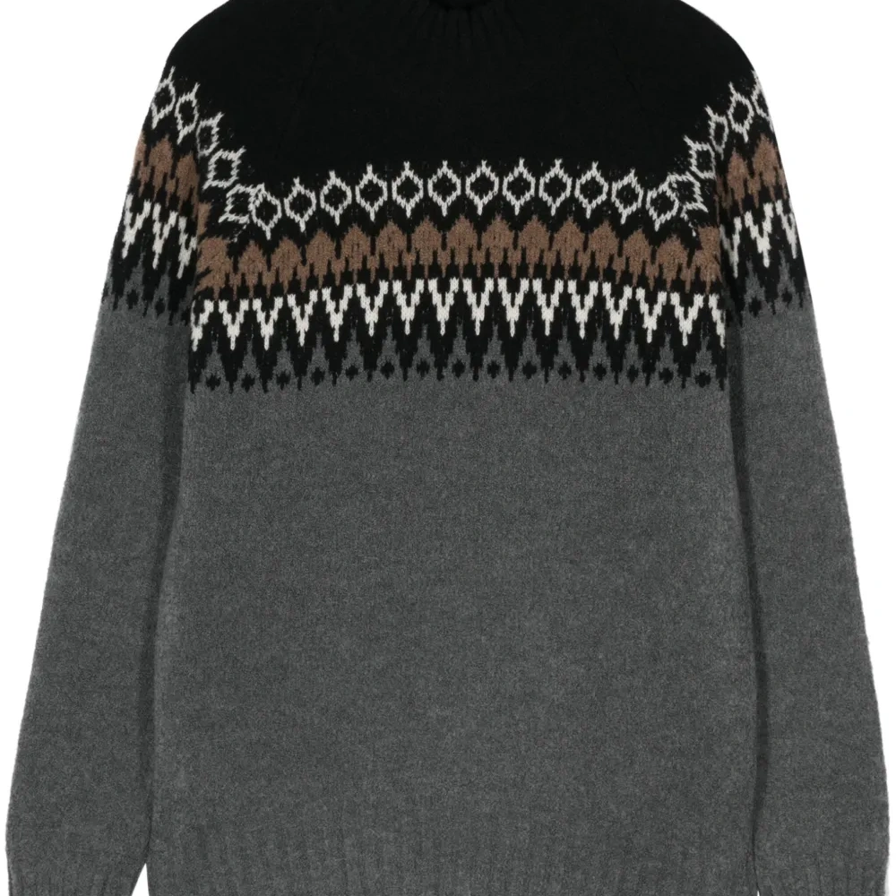 Свитер вязки интарсия