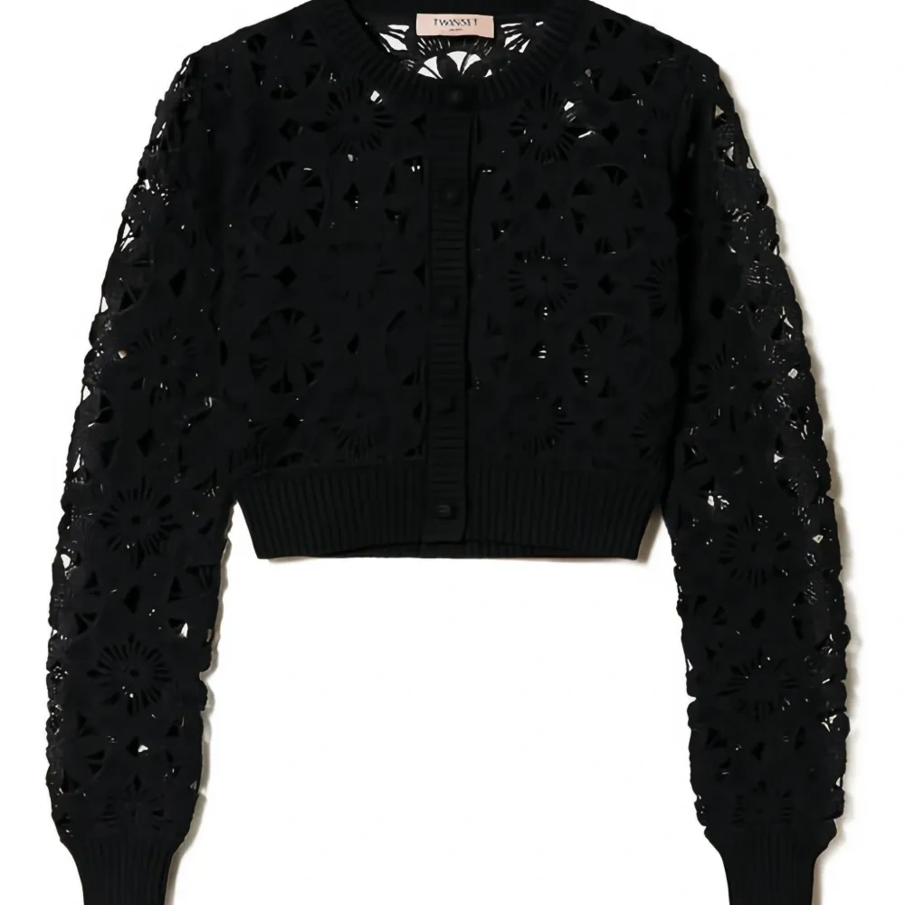 Укороченный кардиган в технике кроше