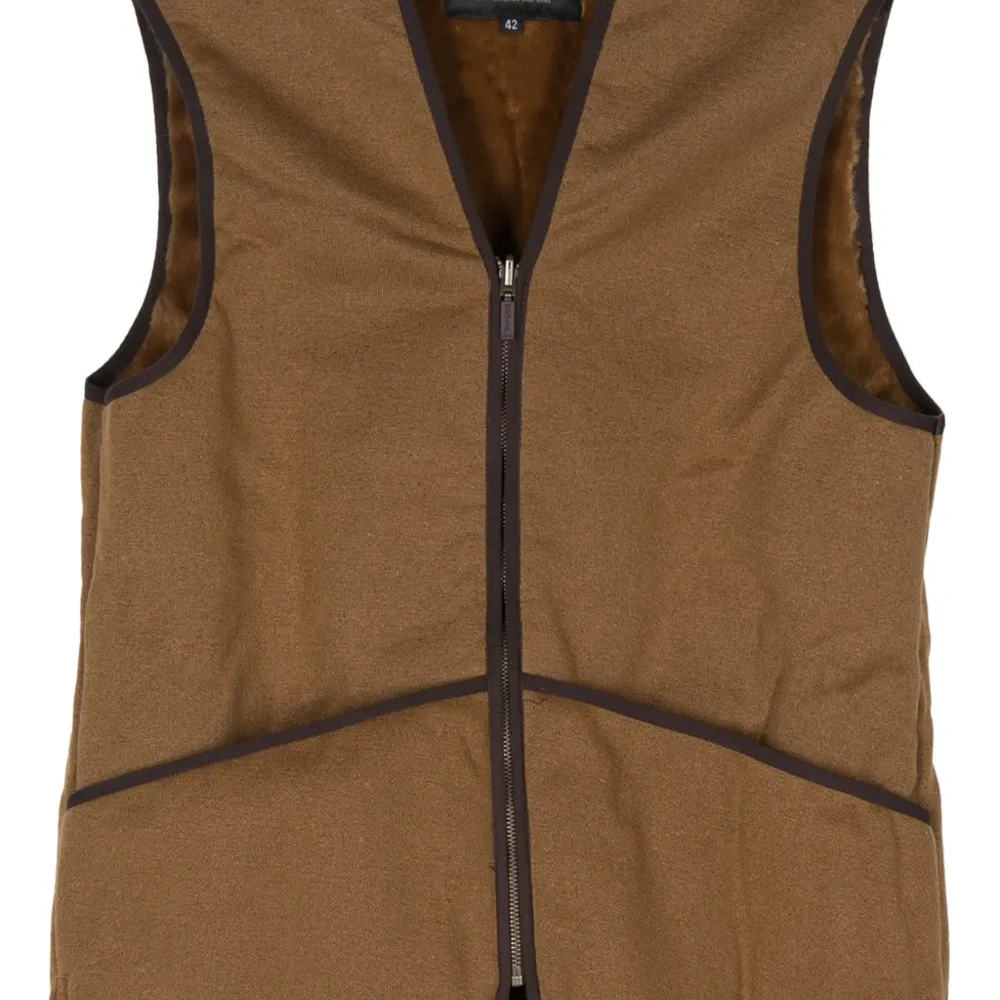 жилет с контрастной отделкой