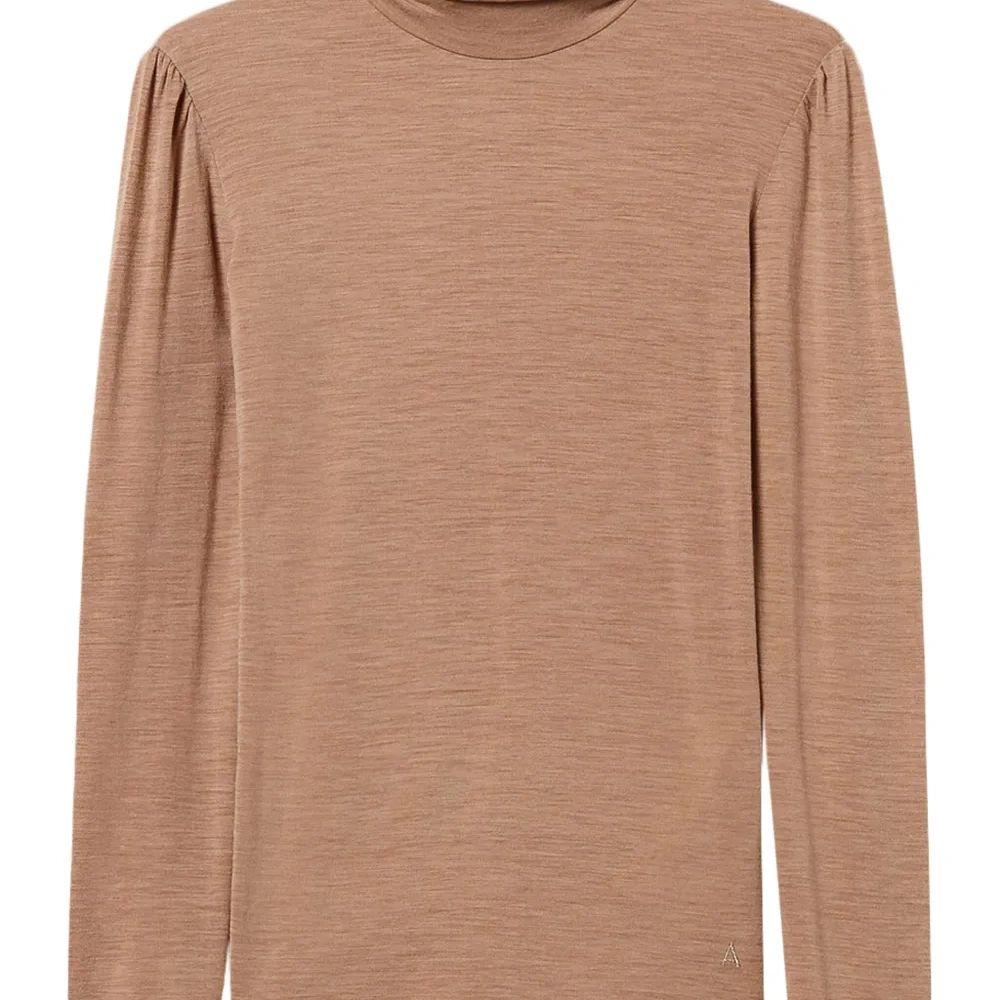 Футболка с высоким воротником