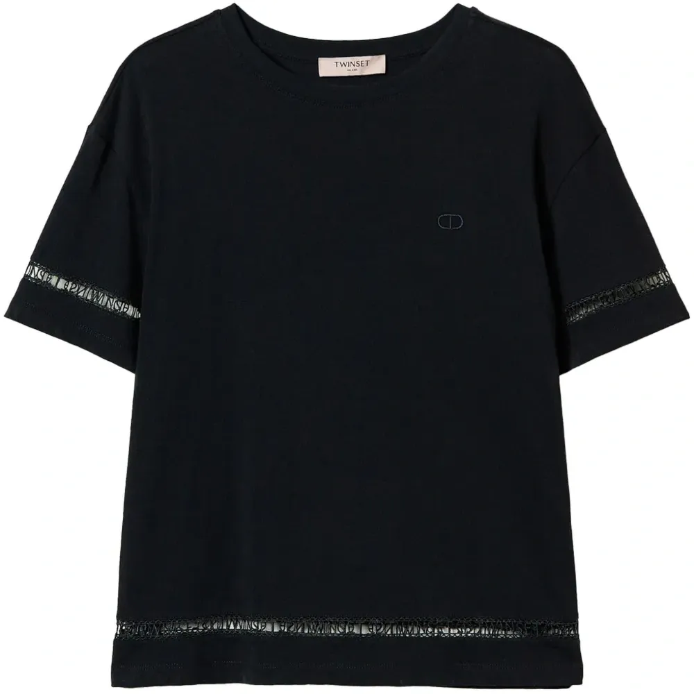 Футболка с вышитым логотипом