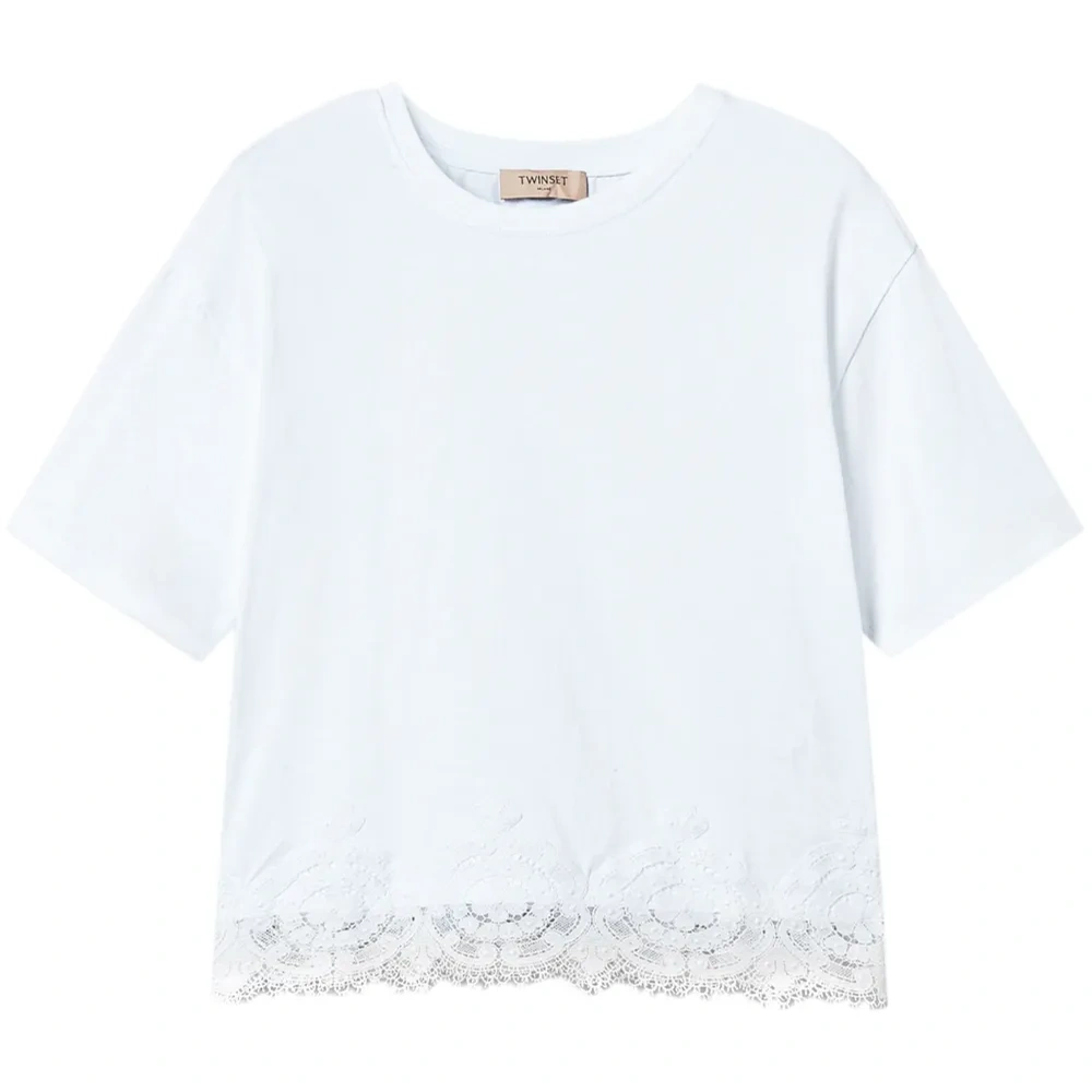 Укороченная футболка с отделкой в технике макраме