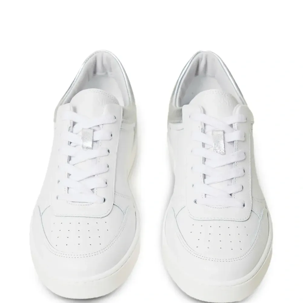 Кроссовки с логотипом