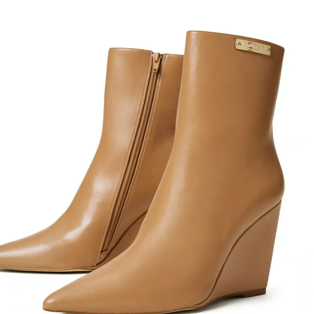 Ботильоны с логотипом