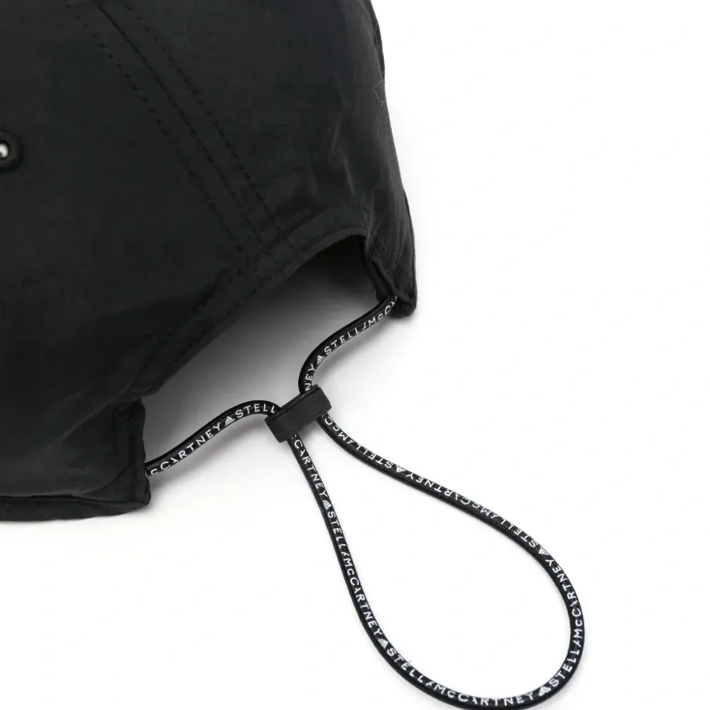 кепка с логотипом