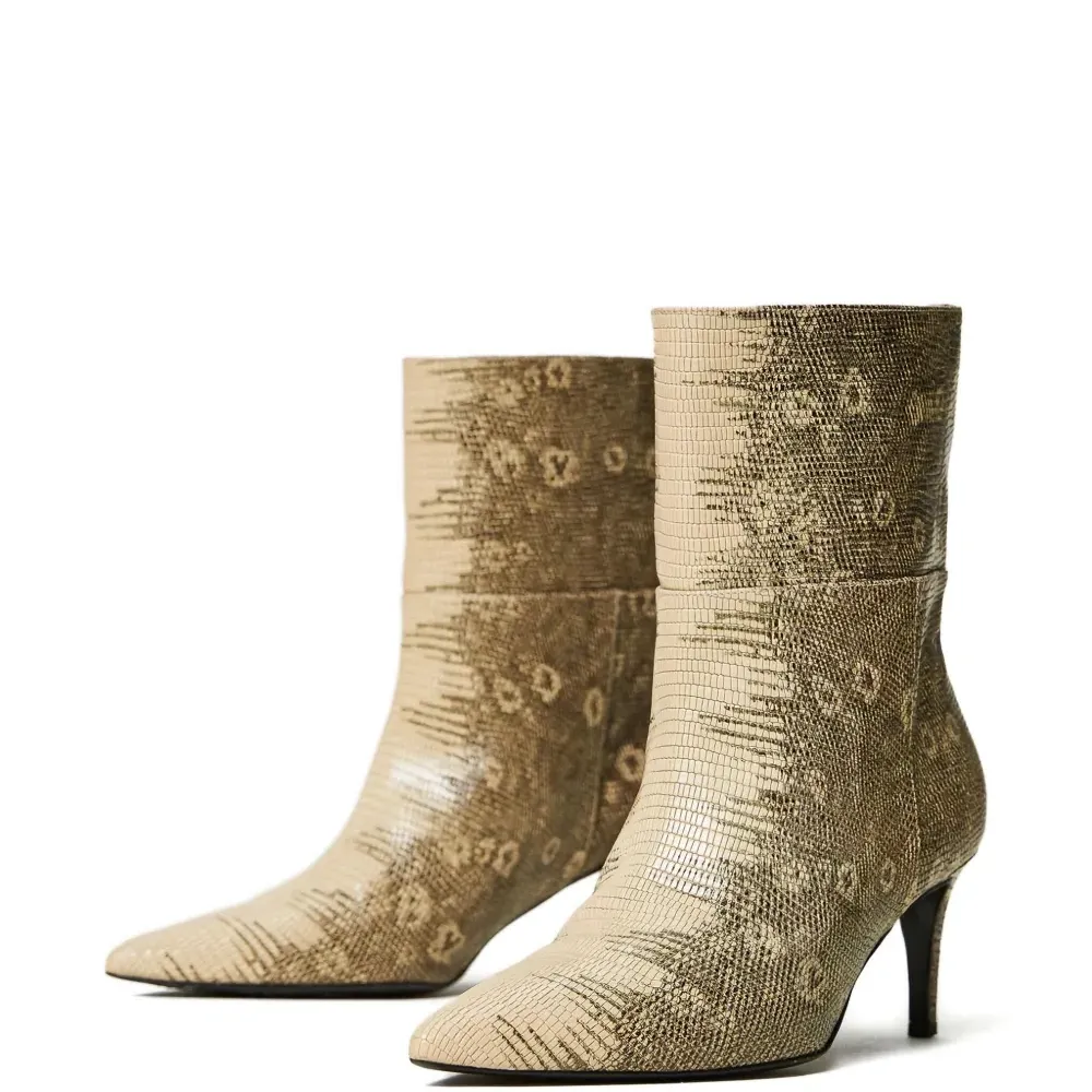 Ботильоны с заостренным носком и принтом Ботильоны с заостренным носком и принтом