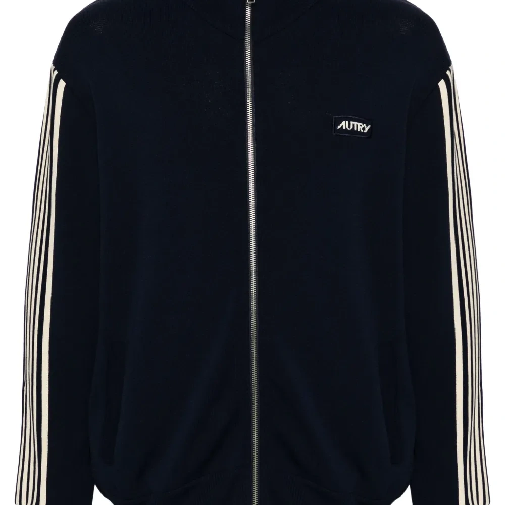 Толстовка с вышитым логотипом