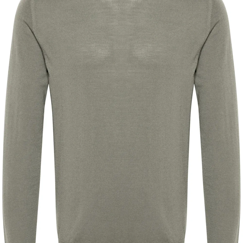 Свитер с круглым вырезом