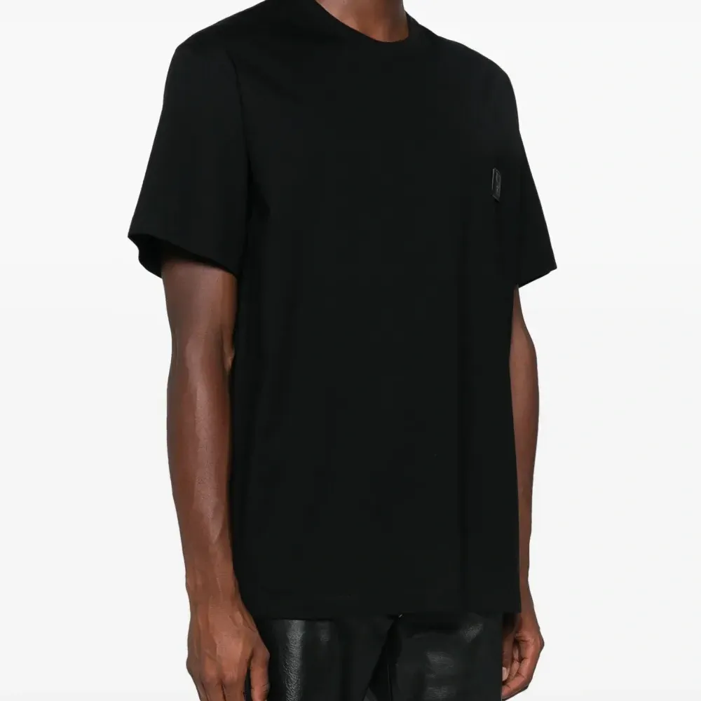 Футболка с нашивкой-логотипом