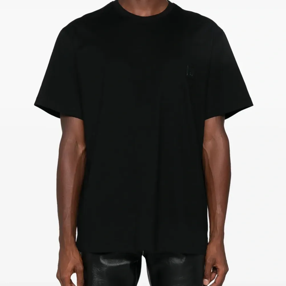 Футболка с нашивкой-логотипом