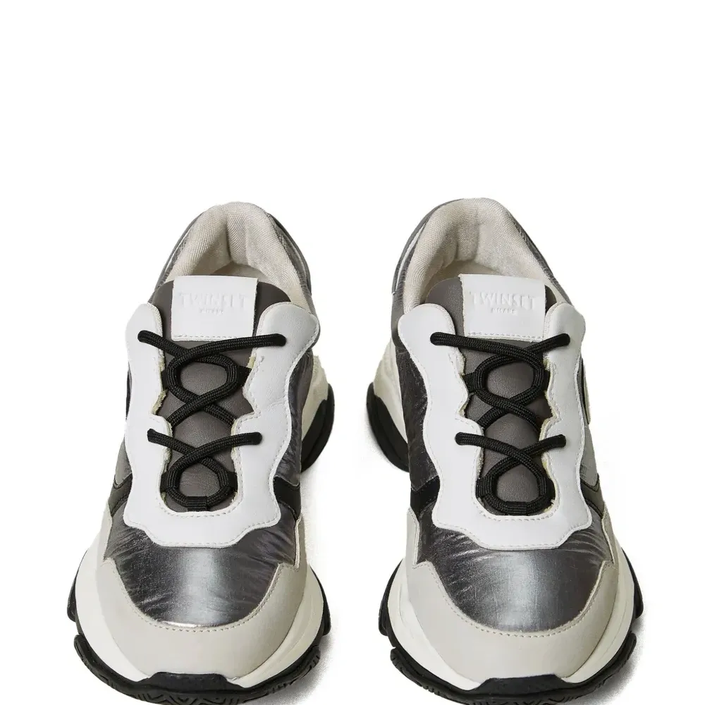 Кеды с нашивкой-логотипом