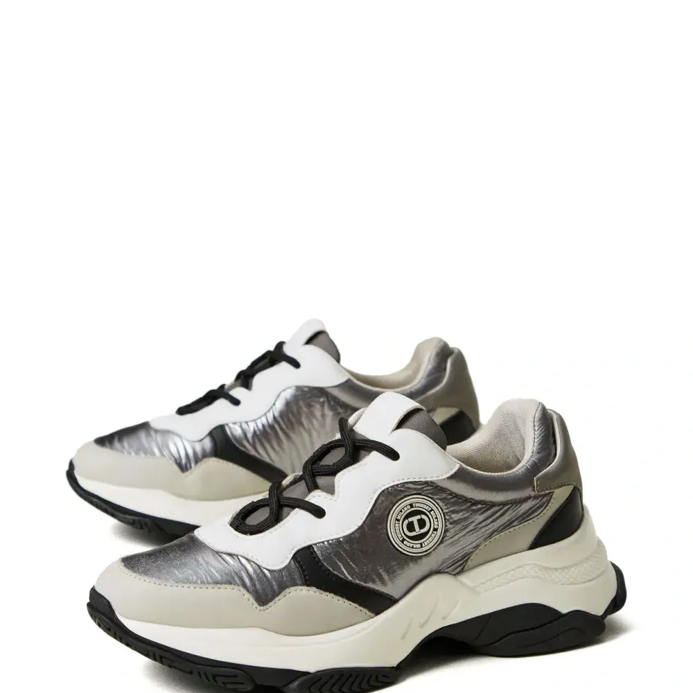 Кеды с нашивкой-логотипом