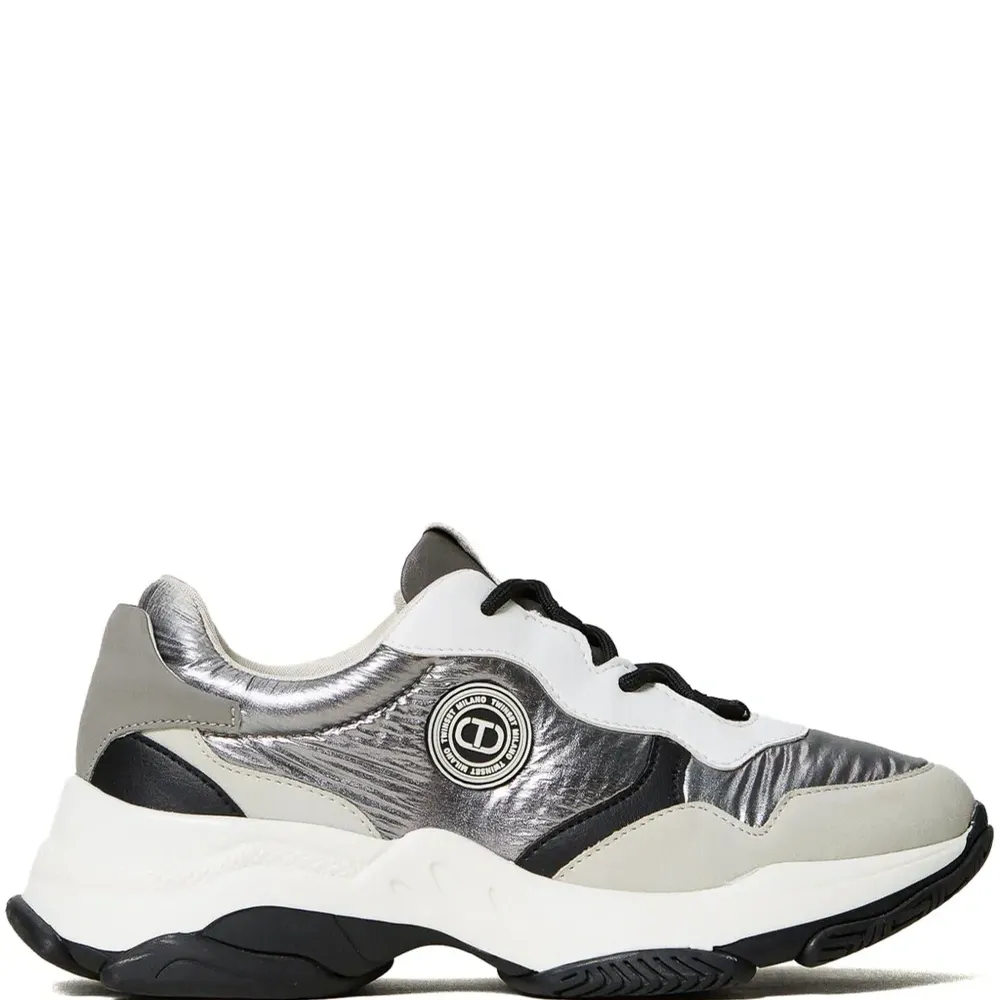 Кеды с нашивкой-логотипом