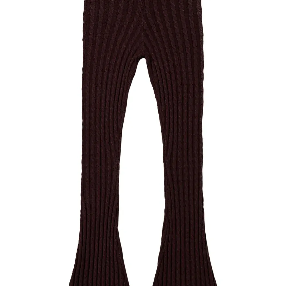 Расклешенные брюки фактурной вязки