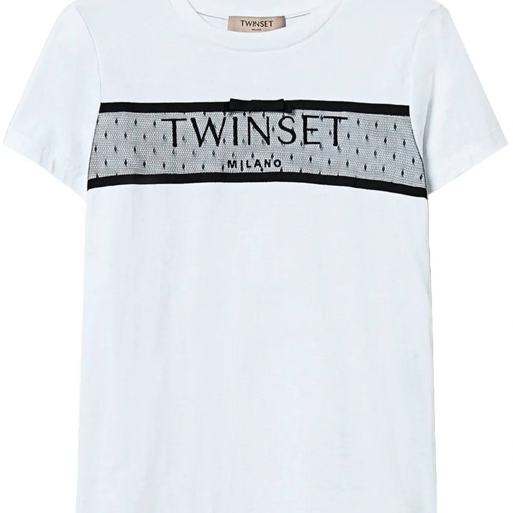 Футболка с тюлем и вышитым логотипом