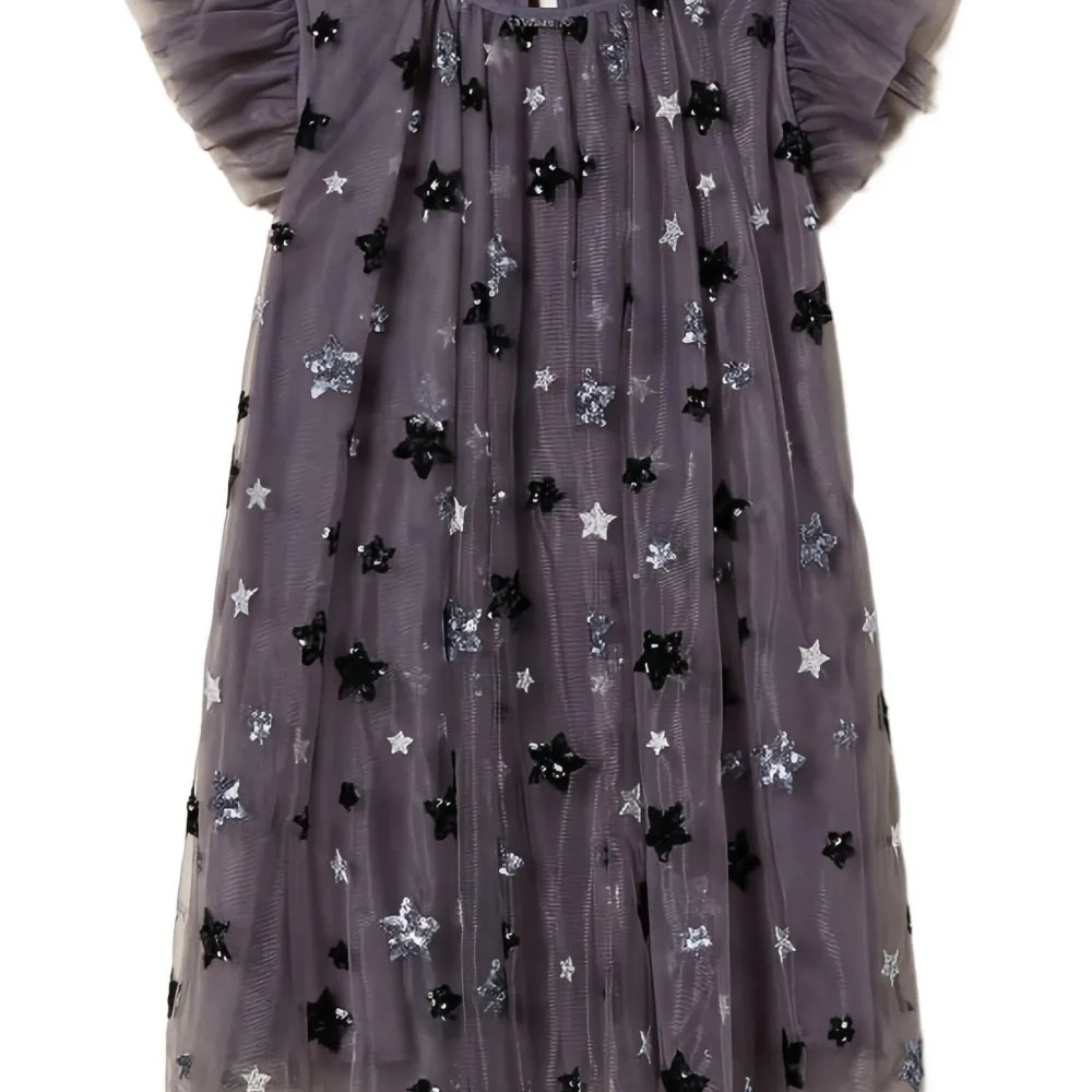 Платье с оборчатыми рукавами и украшением в виде звезд