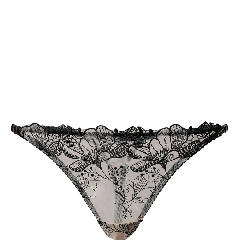 Трусы-стринги с вышивкой
