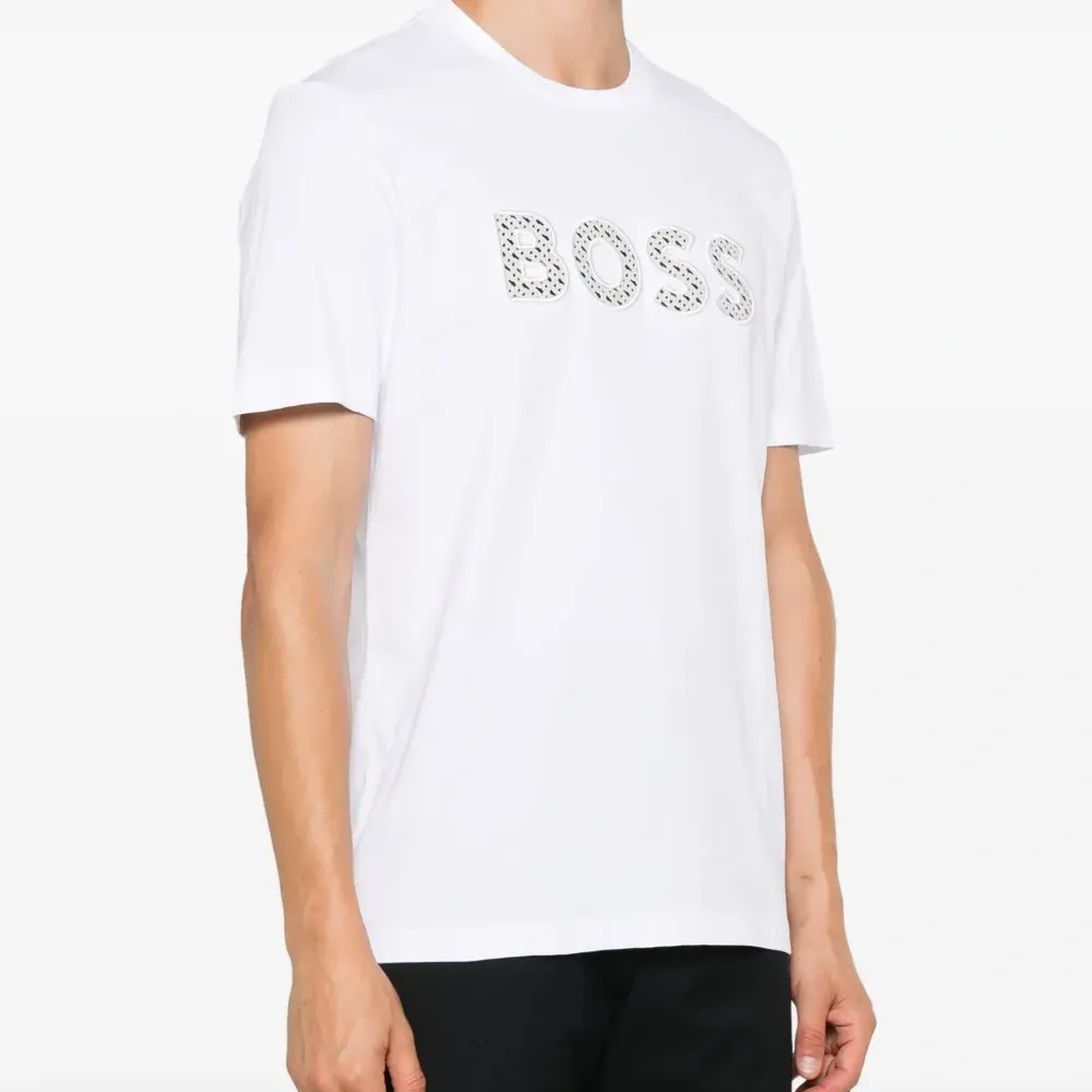 Футболка с нашивкой-логотипом