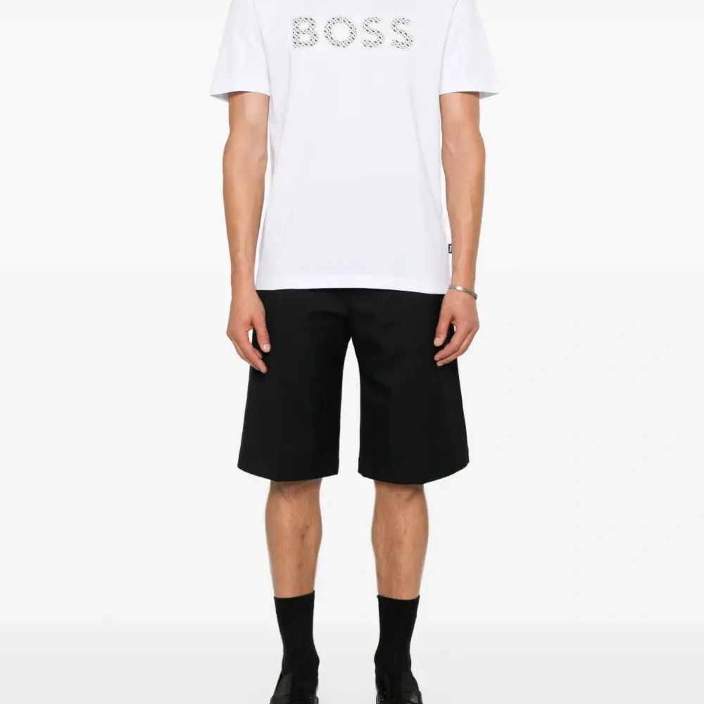 Футболка с нашивкой-логотипом