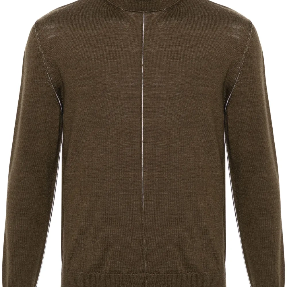 Свитер с декоративными швами