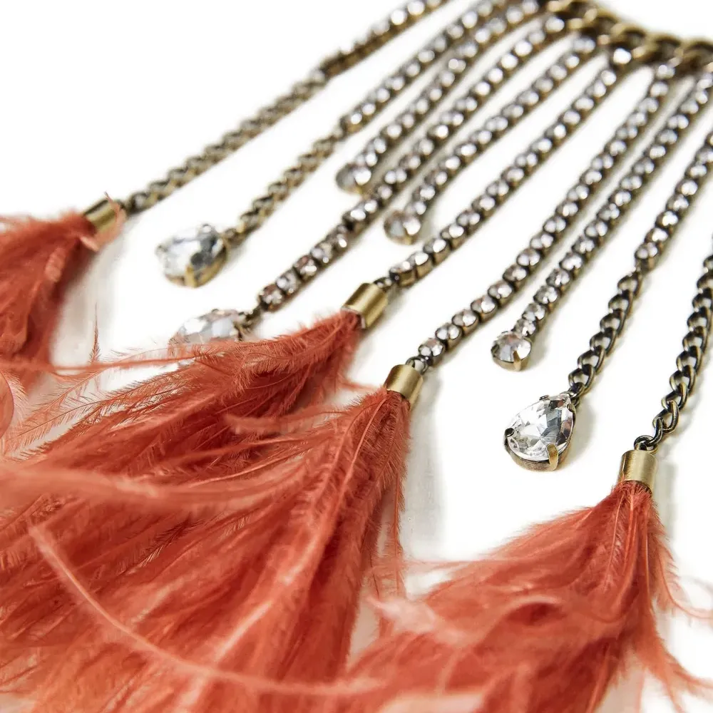 Ожерелье с кисточками из перьев