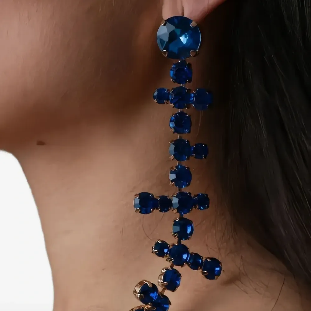 Серьги-подвески, украшенные кристаллами