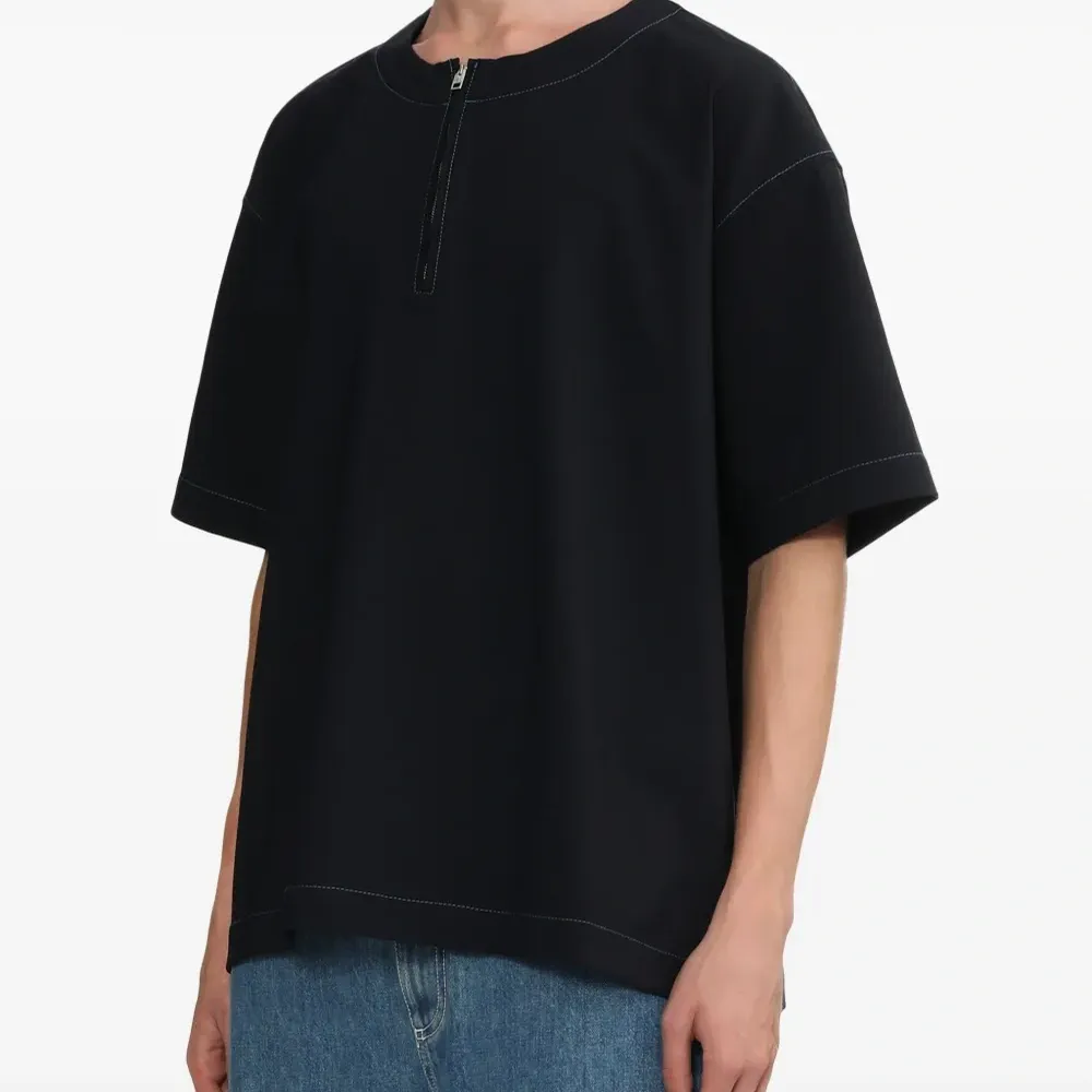 Футболка с нашивкой-логотипом