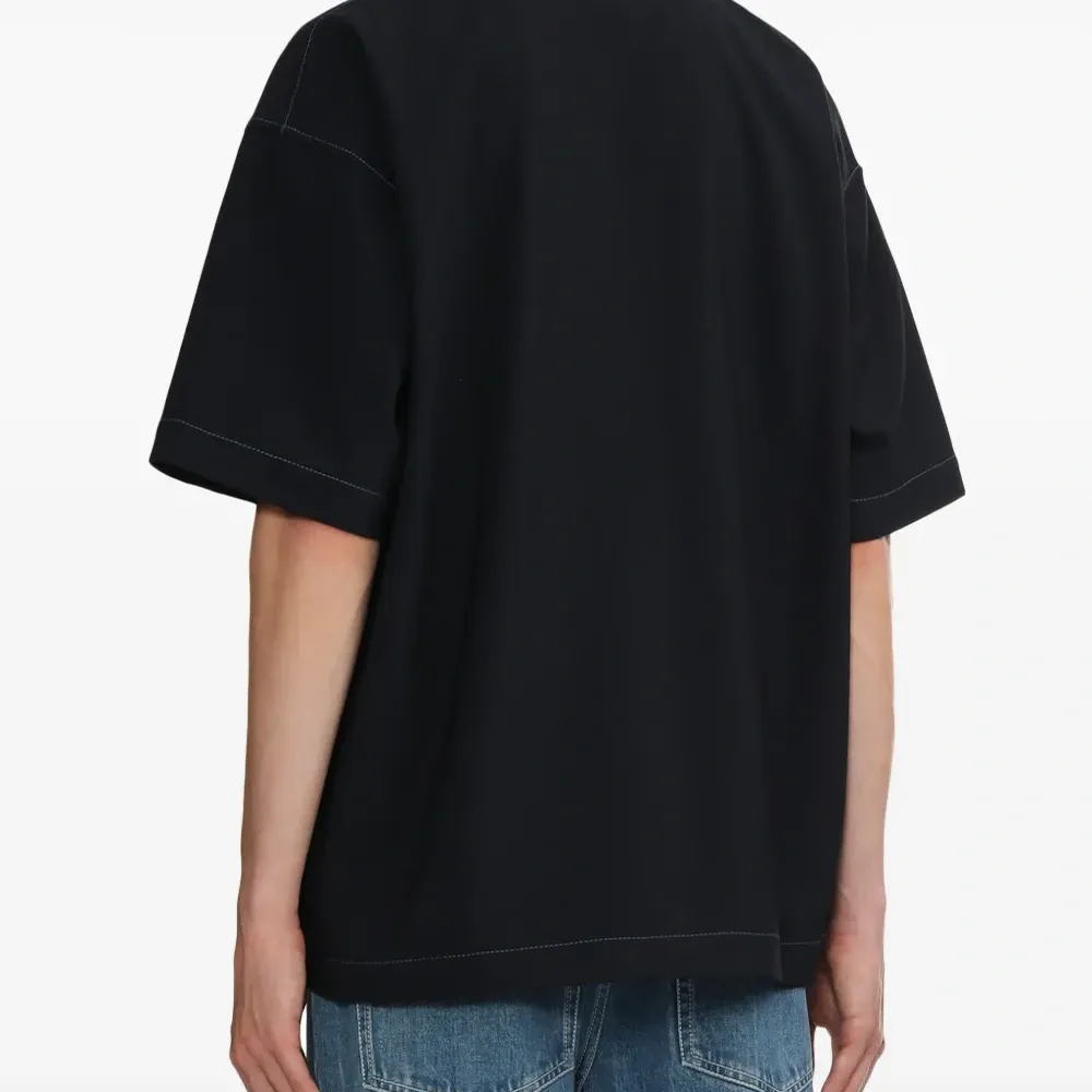 Футболка с нашивкой-логотипом