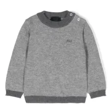 Свитер с вышитым логотипом